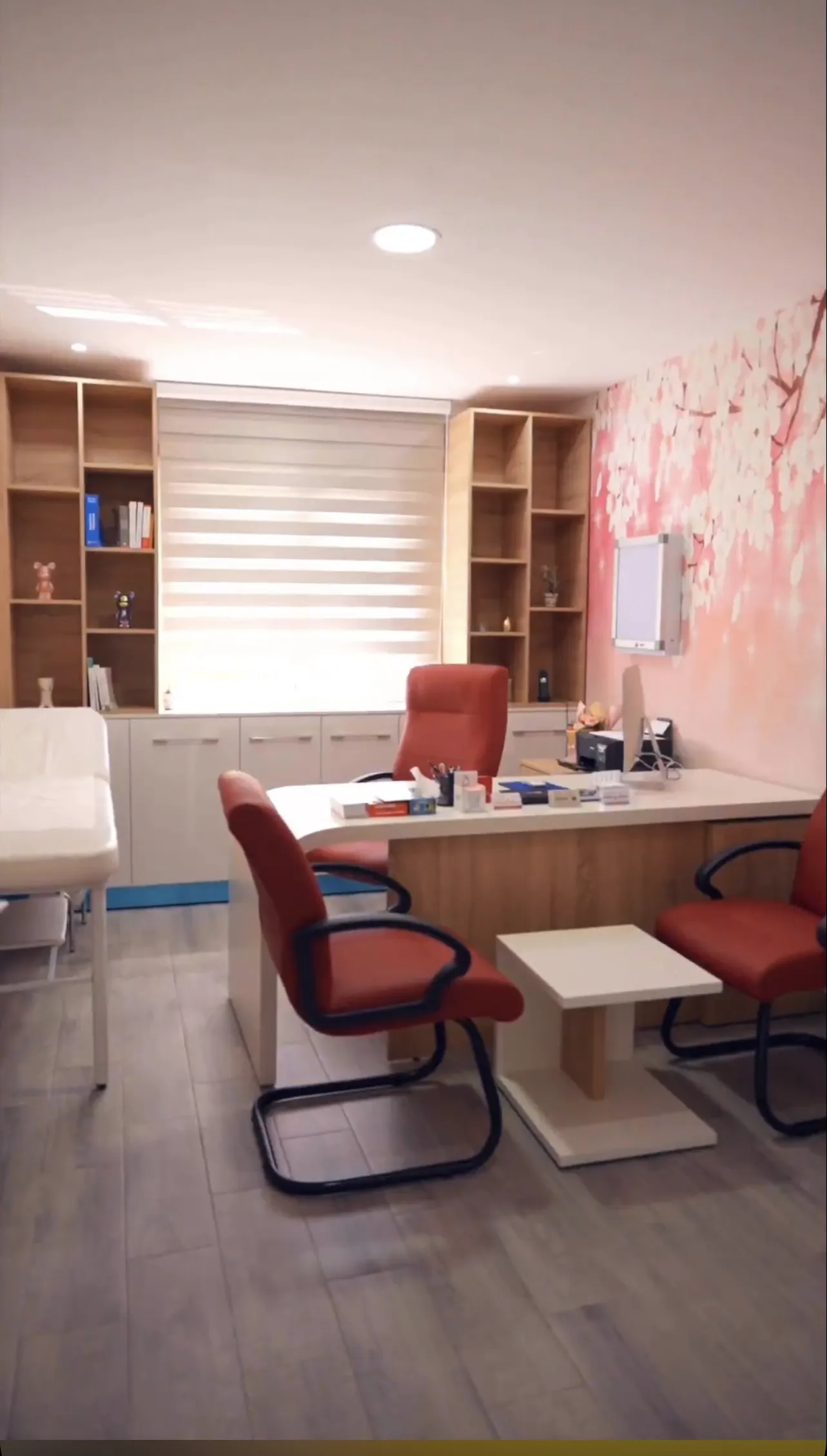 Bureau de consultation du Dr Barahaoua, avec une fresque de cerisier en fleurs