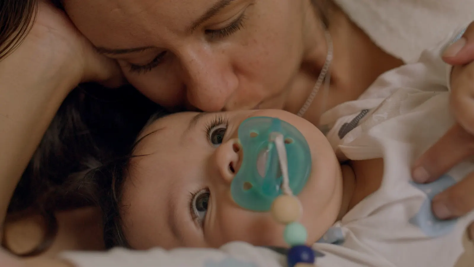 Une maman embrasse son nouveau-né